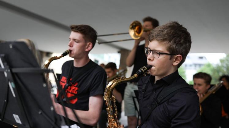 Etliche Ensembles wie die Bigband Blechreiz machten am Samstag Osnabrück zur Stadt der Musik. Foto: Michael Gründel