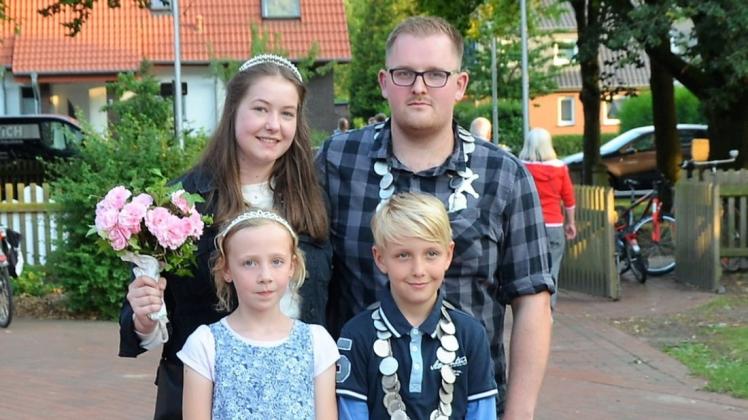 Das neue Grafenpaar der Lappenstuhler, Alana Hinnenkamp und Benjamin Mundt (hintere Reihe), sowie die Kindergrafen, Swantje Kühnel und Finn Muschiol, stellen sich zum Erinnerungsfoto. Foto: Holger Schulze