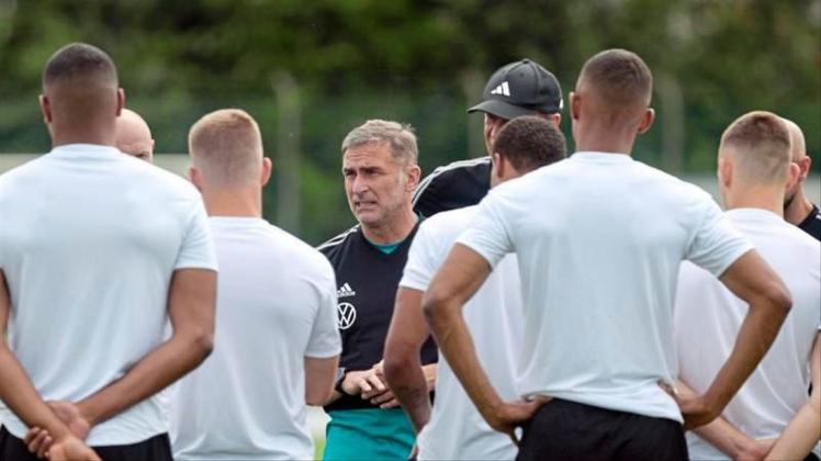 Im Mittelpunkt: U21-Coach Stefan Kuntz (M) schwört sein Team auf den EM-Start gegen Dänemark ein. Foto: