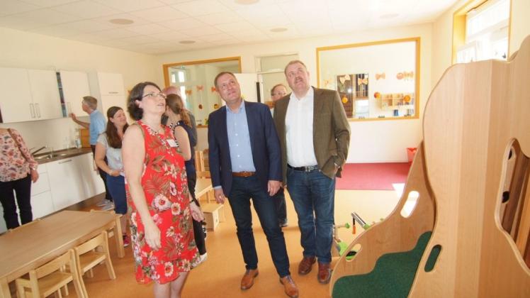 Was tut sich da oben? Petra Stephan mit dem Landtagsabgeordneten Guido Pott und Markus Kleinkauertz beim Rundgang. Foto: Rainer Westendorf