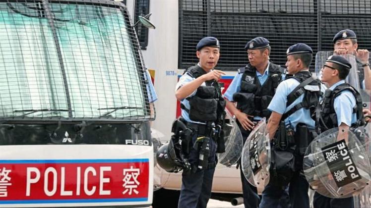 Polizeibeamte stehen im Umkreis des Legislativrates von Hongkong Wache. 