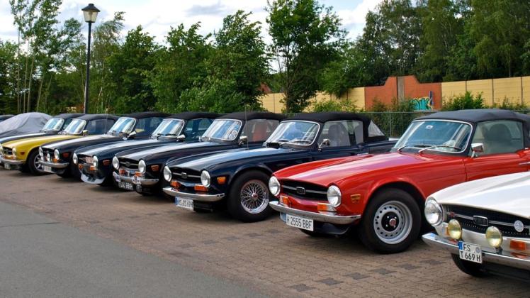 In Reih und Glied geparkt: Triumph-Autos aus der ganzen Welt. Foto: Conny Rutsch