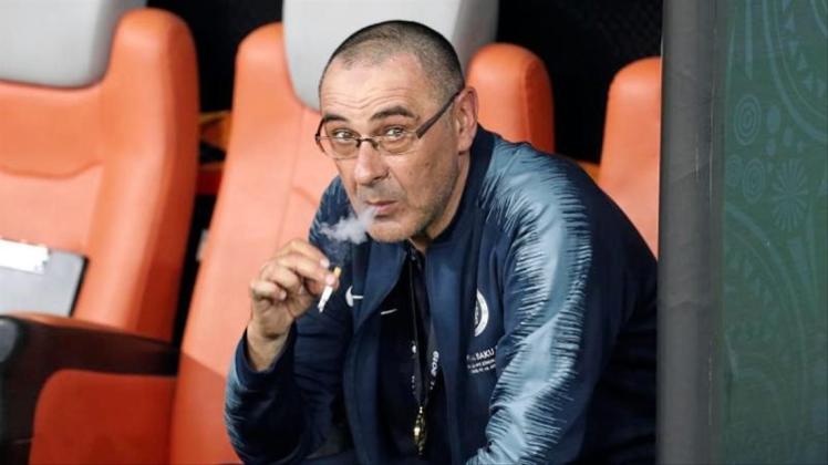 Maurizio Sarri raucht seine Zigaretten zukünftig auf der Juventus-Bank. Foto: Darko Bandic/AP