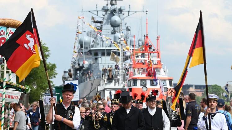 Trachtengruppen nehmen beim Fest "Tag der Niedersachsen" am Umzug von über 100 Trachten-, Volkstanz- und Musikgruppen teil. Mit dem Umzug ging das Landesfest zu Ende. Foto: Carmen Jaspersen/dpa
