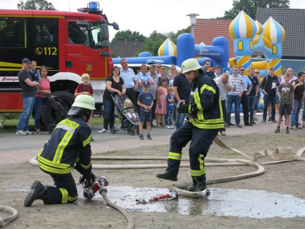 Schnelligkeit ist Trumpf bei den Feuerwehrwettkämpfen, hier die Andervenner. Foto: Jürgen Schwietert Schnelligkeit ist Trumpf bei den Feuerwehrwettkämpfen, hier die Andervenner. Foto: Jürgen Schwietert