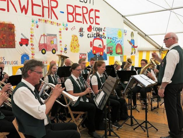 Der Musikverein Kettenkamp spielte ein gelungenes Frühschoppenkonzert. Foto: Jürgen Schwietert Der Musikverein Kettenkamp spielte ein gelungenes Frühschoppenkonzert. Foto: Jürgen Schwietert