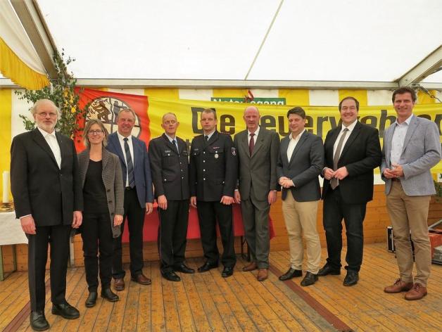 Ehrengäste beim Festakt: (von links) Christoph Scholz, Katarina Seelenbinder, Werner Lager, Jörg Biemann, Dirk Hollenberg, Volker Brandt, Christian Calderone, Jörg Brüwer und André Berghegger. Foto: Jürgen Schwietert Ehrengäste beim Festakt: (von links) Christoph Scholz, Katarina Seelenbinder, Werner Lager, Jörg Biemann, Dirk Hollenberg, Volker Brandt, Christian Calderone, Jörg Brüwer und André Berghegger. Foto: Jürgen Schwietert