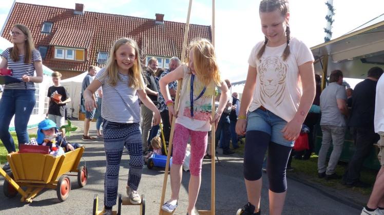Ein Spaß für Erwachsene und Kinder wurde das Straßenfest am Wievenesch, im Bild (von links): Anton (1) im Bollerwagen, Clara (9), Finja (9) und Louisa (10). Foto: Norbert Wiegand