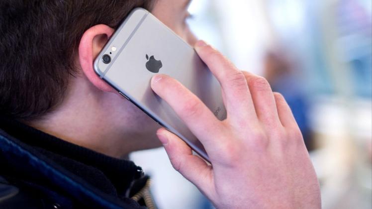 Internet und Handy können für viele junge Menschen zur Schuldenfalle werden.  Foto: Hauke-Christian Dittrich/dpa