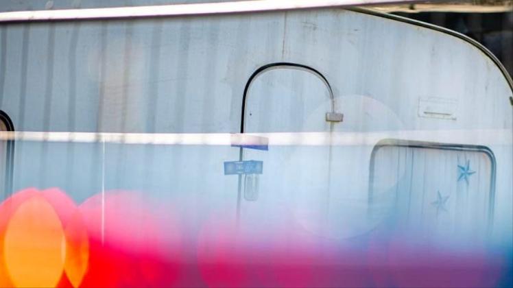 Polizeiauto vor dem versiegelten Campingwagen des mutmaßlichen Täters von Lügde. Kinderschutz- und Sozialverbände fordern Konsequenzen aus dem Missbrauchsfall auf dem Campingplatz. 