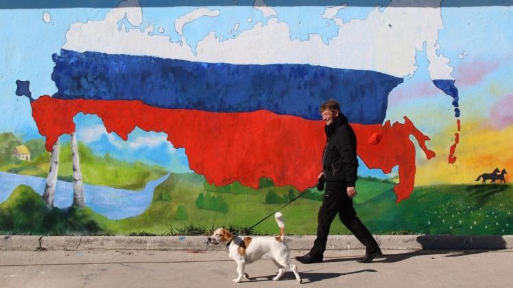 Ein Wandgemälde in der Stadt Jewpatorija auf der Krim zeigt das russische Staatsgebiet inklusive der Halbinsel im Schwarzen Meer. 
