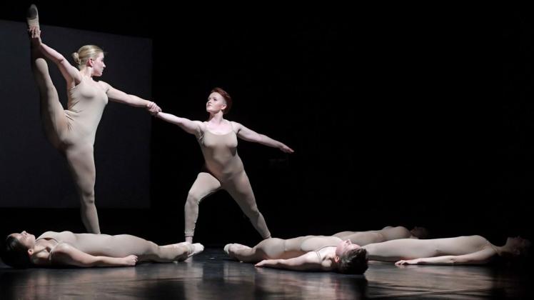 Reduziert, klar, fokussiert präsentierten die jungen Tänzerinnen der Ballettschule Escano ihr Stück mit dem Titel "Moving bodies" zum Auftakt der Tanzwoche. Foto: Hermann Pentermann