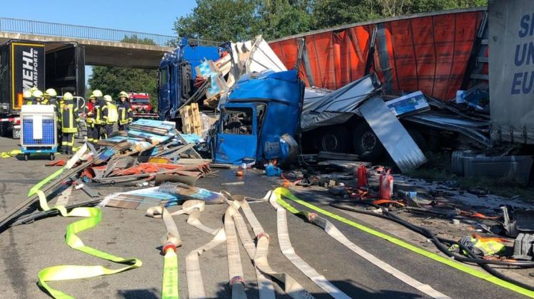 Durch den Aufprall wurde von einem Lkw das Führerhaus abgerissen. 