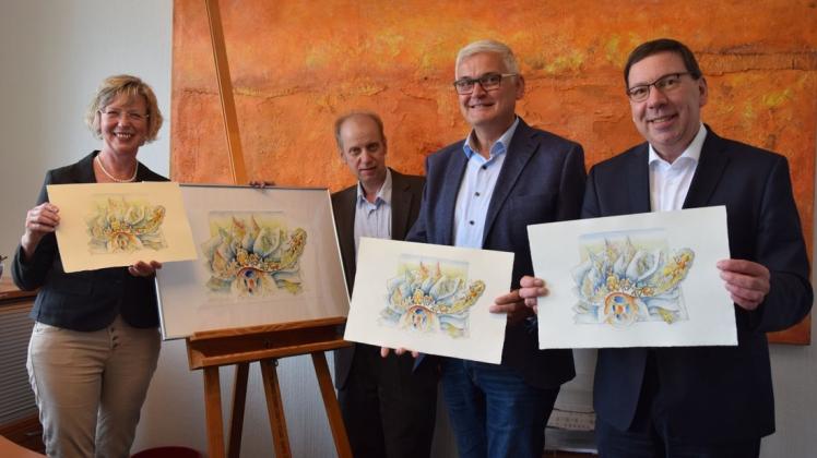 Präsentierten die Radierung von Reinhard Klink zum Stadtjubiläum: Erdmute Wobker, Reinhard Klink, Reinhard Scholz und Jürgen Krämer. Foto: Simone Grawe