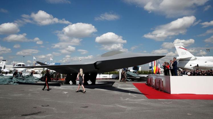 Enthüllt: Ein Modell des geplanten europäischen Kampfjets wurde am Montagmorgen erstmals auf der Luftfahrtmesse Le Bourget gezeigt. Foto: Benoit Tessier/POOL Reuters/AP/dpa