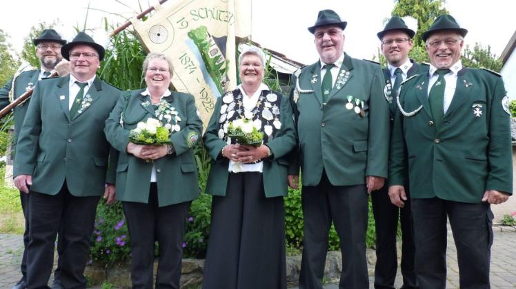 Das neue Königspaar mit Hofstaat: (von links) Fahnenträger Kim Krämer, das Vizekönigspaar Hans-Gerd und Ingrid Stüvel, die Majestäten Marianne und Dieter Hofmeyer, Oberst Florian Tietmeyer und Hauptmann Horst Bierbaum. Foto: Frank Klausmeyer