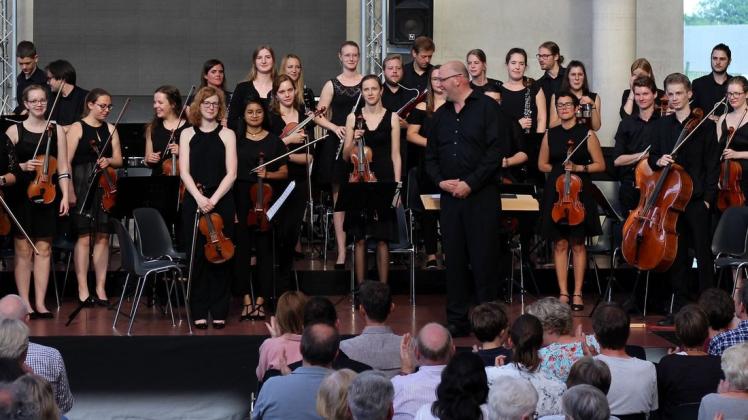 Die Junge Philharmonie Osnabrück begeisterte mit außergewöhnlichen Werken beim Abschlusskonzert des Euregio Musik Festivals im Solarlux-Forum. Foto: Petra Ropers