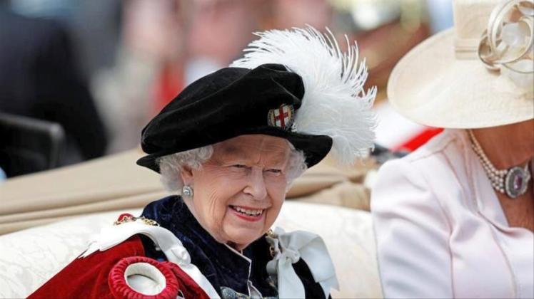 Königin Elisabeth II. verlässt die Feierlichkeiten in einer Pferdekutsche. 