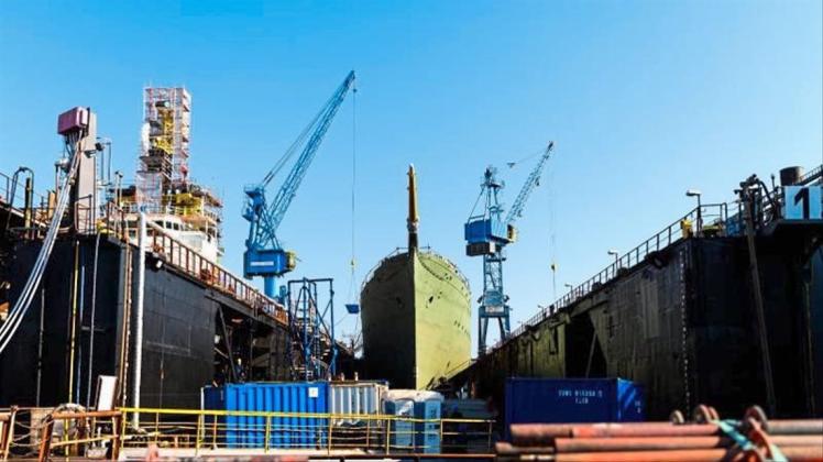 Das Marine-Segelschulschiff „Gorch Fock“ liegt in einem Dock der Bredo-Werft. 