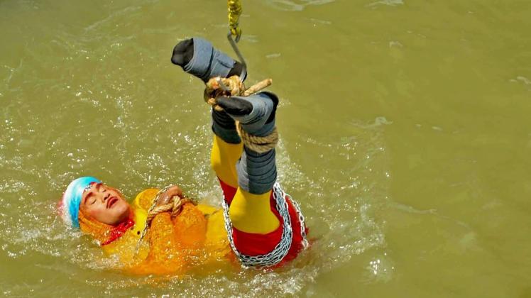 Der indische Zauberkünstler und Stuntman Chanchal Lahiri ist bei einem Entfesselungstrick ums Leben gekommen. Foto: AFP/STR