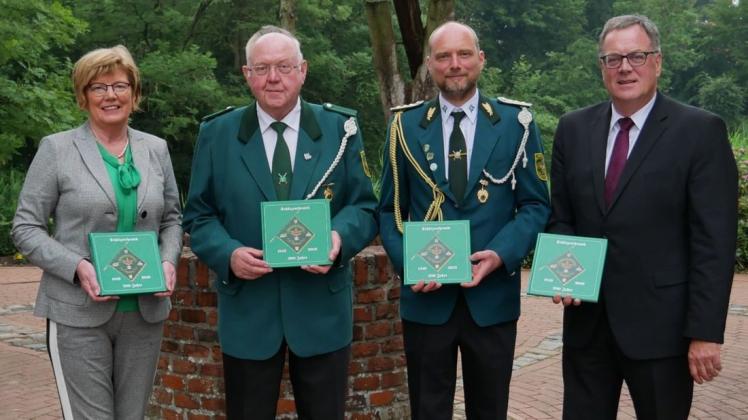 Die ersten Exemplare der neuen Schützenchronik überreichen Autor Oberstudiendirektor a.D. Hermann Wilmes (2. von links) und Vorsitzender Claus Lüttmann (3. von links) an Schirmherr Samtgemeindebürgermeister Bernhard Hummeldorf und Bürgermeisterin Magdalena Wilmes. Foto: Samtgemeinde Spelle.