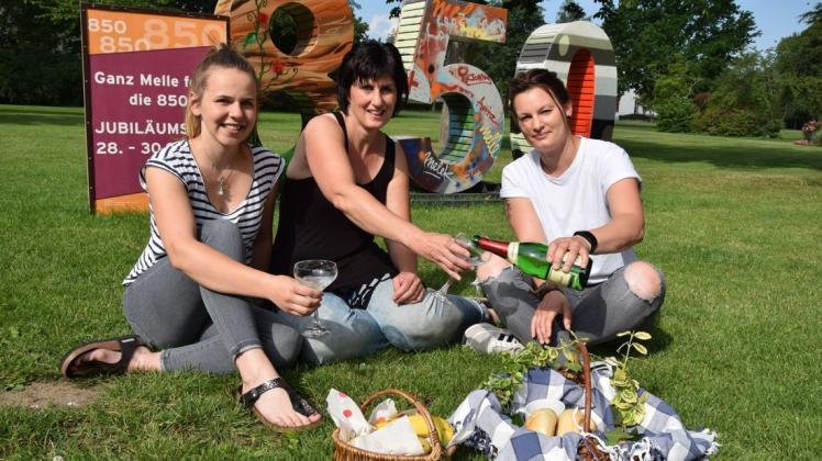 Hoffen auf viele Anmeldungen zur Frühstücksmeile: Gesa Grobe, Iris Schriewer und Ina Wien machen Lust auf das Bürgerfrühstück am 29. Juni. Foto: Simone Grawe