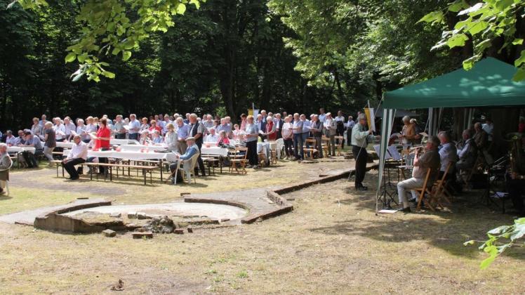 Auf dem Rund der freigelegten St.-Antonius-Kirche feierten rund 250 Besucher einen Gottesdienst mit Pfarrer Bernhard Horstmann. 