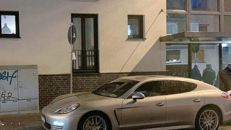 Das Auto der erschossenenen 44-Jährigen steht nach der Tat in der Offenbacher Innenstadt. 