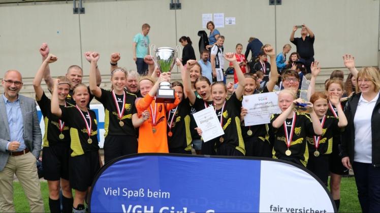 Jubel bei den D-Mädchen von Concordia Emsbüren. Sie gewannen den VGH-Girls-Cup und damit ein Wochenend-Trainingscamp in Barsinghausen. Foto: Borchers/NFV