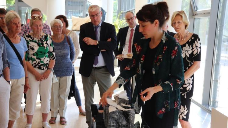 Kristina Berning erklärt die Entstehung einer Skulptur, die erst durch Zerbrechen ein Kunstobjekt wurde. Foto: Sigrid Schüler
