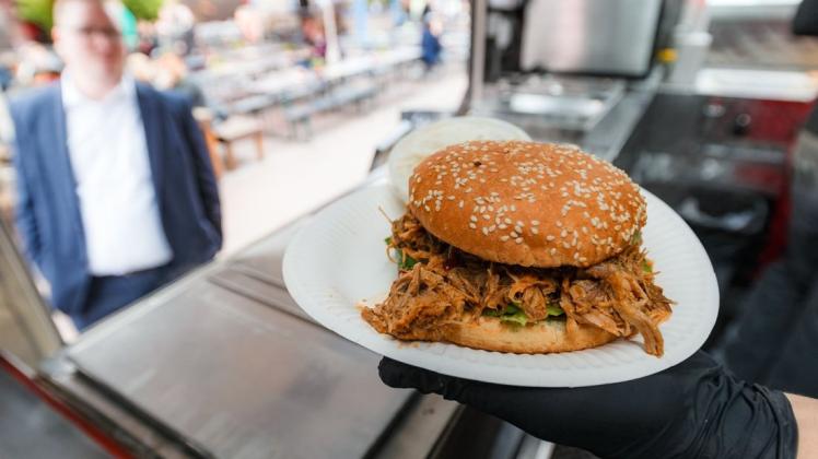 Als Gast haben die Besucher beim Lust Food Truck Festival Samstag und Sonntag im Stadtpark Nordhorn eine große Auswahl internationaler Gerichte und besonderer Eigenkreationen. Foto: dpa