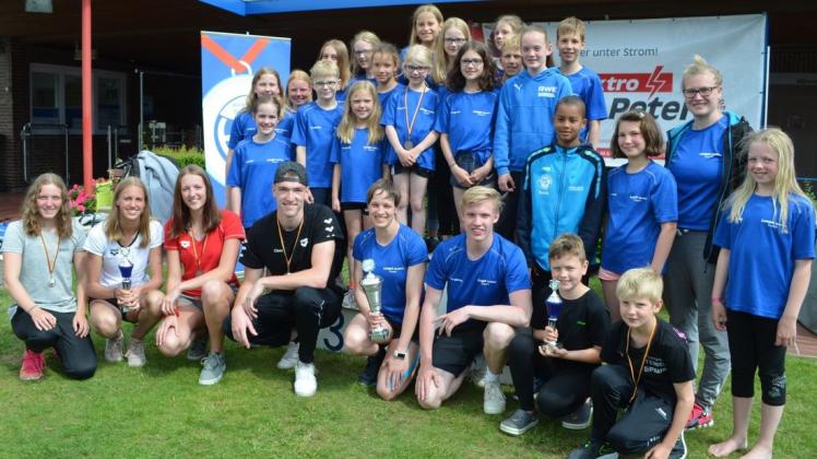Im Haselünner Freibad stellten die Schwimmerinnen und Schwimmer des TV Meppen beim 40. Sommerschwimmfest die absolut beste Mannschaft und gewannen den großen Wanderpokal. Foto: Klaus Hüsing
