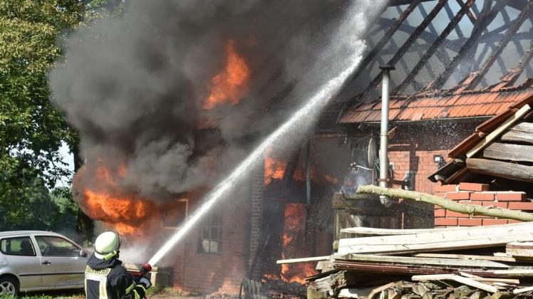 Beim Eintreffen der Feuerwehr stand die Scheune in voller Ausdehnung in Flammen. Die Einsatzkräfte hatten den Brand aber schnell unter Kontrolle gebracht.  Foto: Heinrich Weßling
