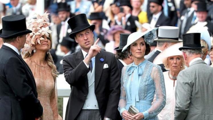 König Willem-Alexander (l-r), Königin Maxima der Niederlande, der britische Prinz William, dessen Frau Kate,, Camilla und Prinz Charles beim Pferderennen Royal Ascot. 