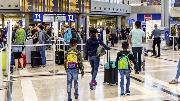 Mit seinen Kindern vor dem offiziellen Ferienbeginn in der Urlaub zu fahren kann teuer werden. Symbolfoto: imago images / Arnulf Hettrich