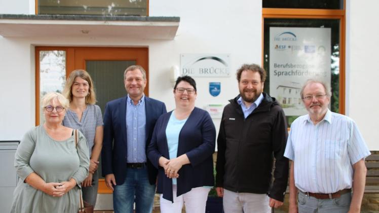 Der Landtagsabgeordnete Guido Pott (3.v.l.) sagte der Brücke seine Unterstützung zu.Foto: Büro Pott