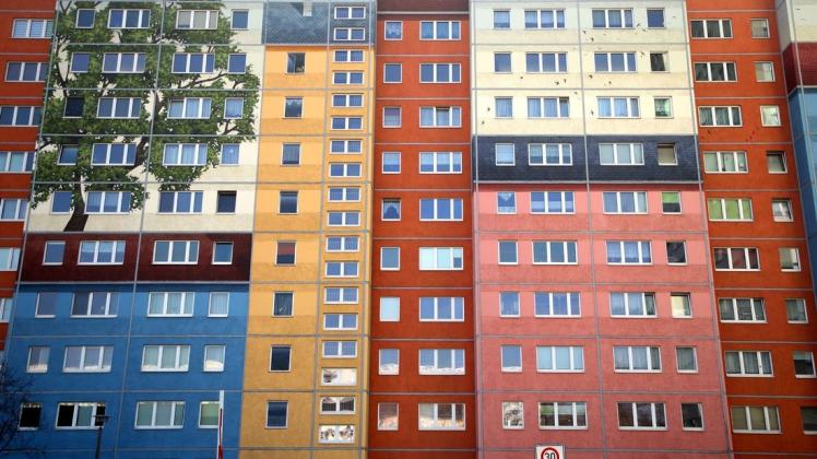Farbig gestaltete Plattenbauten an der Frankfurter Allee im Bezirk Friedrichshain: Der Berliner Senat will einen "Mietendeckel" beschließen. Foto: dpa