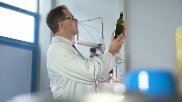 Original oder Fälschung? Stephan Schwarzinger von der Universität Bayreuth prüft Olivenöle. Foto: ZDF/Jens Staeder