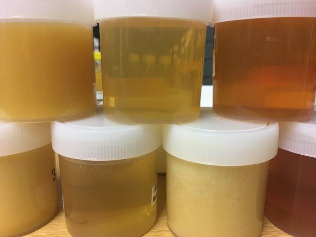Was ist echter Honig - was ist eine Fälschung? Drei von zehn Proben fallen im Labor durch. Bild: ZDF/Anja Utfeld