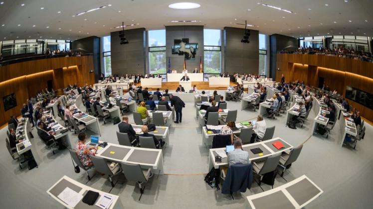 Der Landtag hat am Dienstag eine Erhöhung der Beamtenbezüge beschlossen. Foto: Christophe Gateau/dpa
