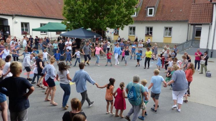 Einen Sirtaki tanzten viele Besucher zum Abschluss des Schulfestes im Kreis. Foto: Norbert Wiegand