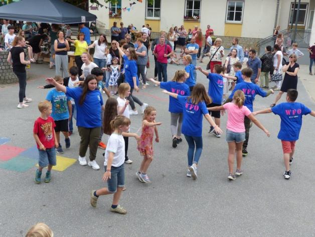 Zum Mitmachen animierte die Tanz-AG von der benachbarten Oberschule die Grundschüler. Foto: Norbert Wiegand
Zum Mitmachen animierte die Tanz-AG von der benachbarten Oberschule die Grundschüler. Foto: Norbert Wiegand