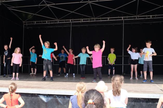 Singe und tanze mit: Die Klasse 2a sorgte für Stimmung auf dem Schulhof. Foto: Nicola Soll
