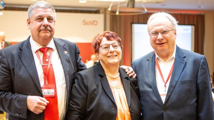 Der neue Vorsitzende des SoVD-Landesverbandes Niedersachsen, Bernhard Sackarendt (rechts), mit seinen Stellvertretern Achim Spitzlei und Elfriede Rosin. Foto: Lennart Helal