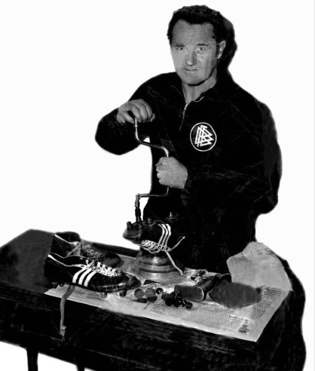 Adidas-Gründer Adolf Dassler produzierte die ersten Schraubstollen für das deutsche DFB-Team. Foto: imago images/United Archives International