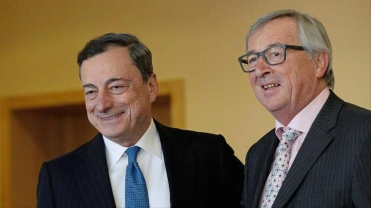EU-Kommissionspräsident Jean-Claude Juncker hat die EZB und ihren Chef Mario Draghi (r.) vor Kritik an ihrem geldpolitischen Kurs in Schutz genommen. 