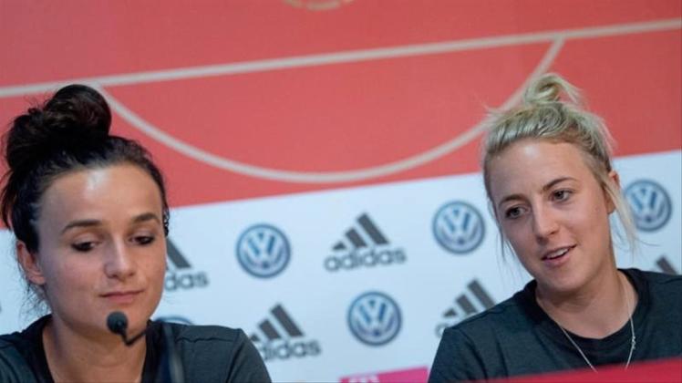 Fußball-Nationalspielerinnen Carolin Simon (r) und Lina Magull ist der nächste Gegner egal. 