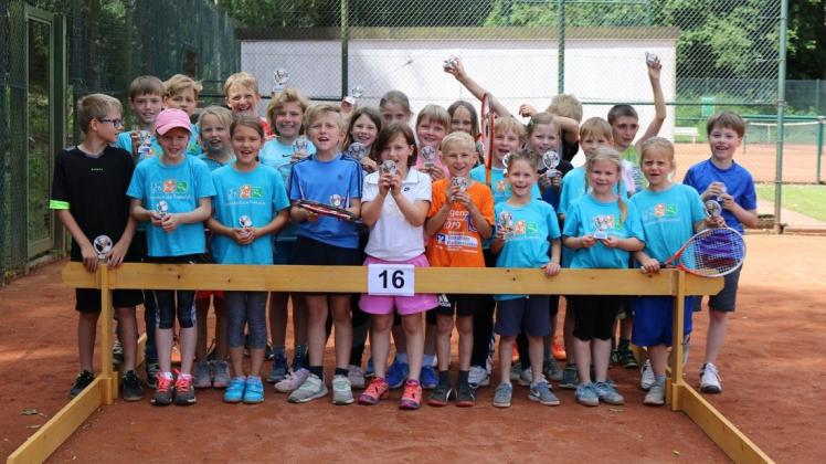 Die erfolgreichen Teilnehmer des Meller Schultennis-Stadtfinales an einer Tennis-Lernanlage. Foto: Palzer