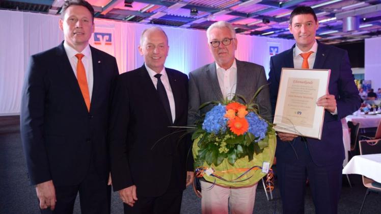 Aus dem Aufsichtsrat der Volksbank Lingen verabschiedet wurde Hermann Heidotting (dritter von links). Weiter auf dem Bild (von links): Carsten Schmees, Vorstand, Aufsichtsratsvorsitzender Alfons Veer und Jürgen Hölscher, Vorstand. 