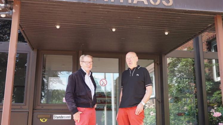 Thomas Deppen (l.) und Walter Tembrink vor dem Rathaus in Hasbergen. Foto: Friedrich Niemeyer